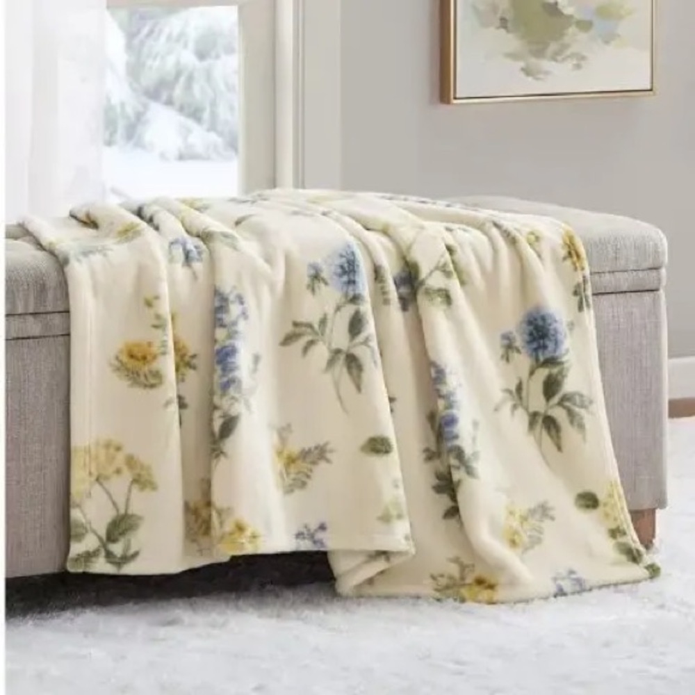 Blue and Yellow Florals Feminine Home Decor Yellow Blue White - Classic Design - Picture 4 of 10